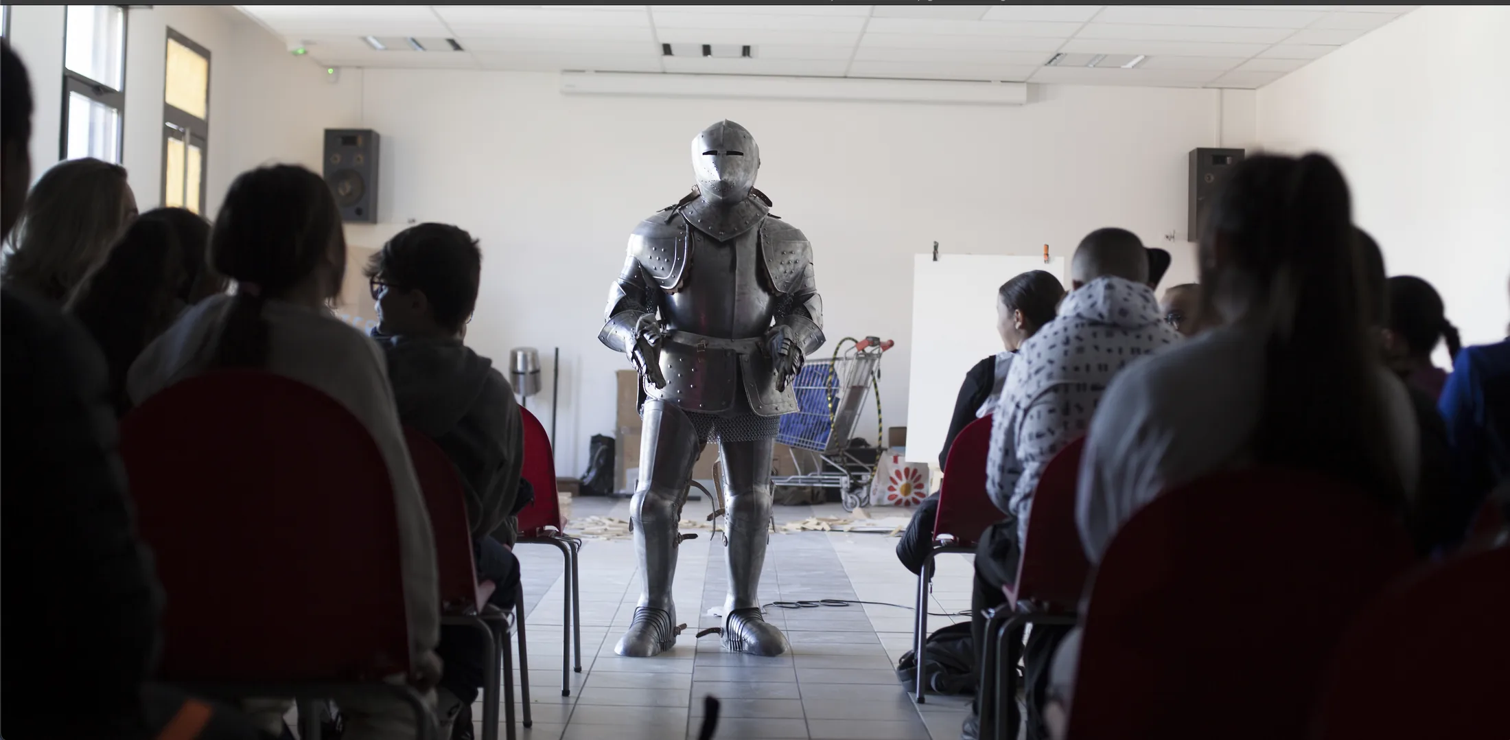 Un chevalier en armure devant une classe — action de médiation de La Superette